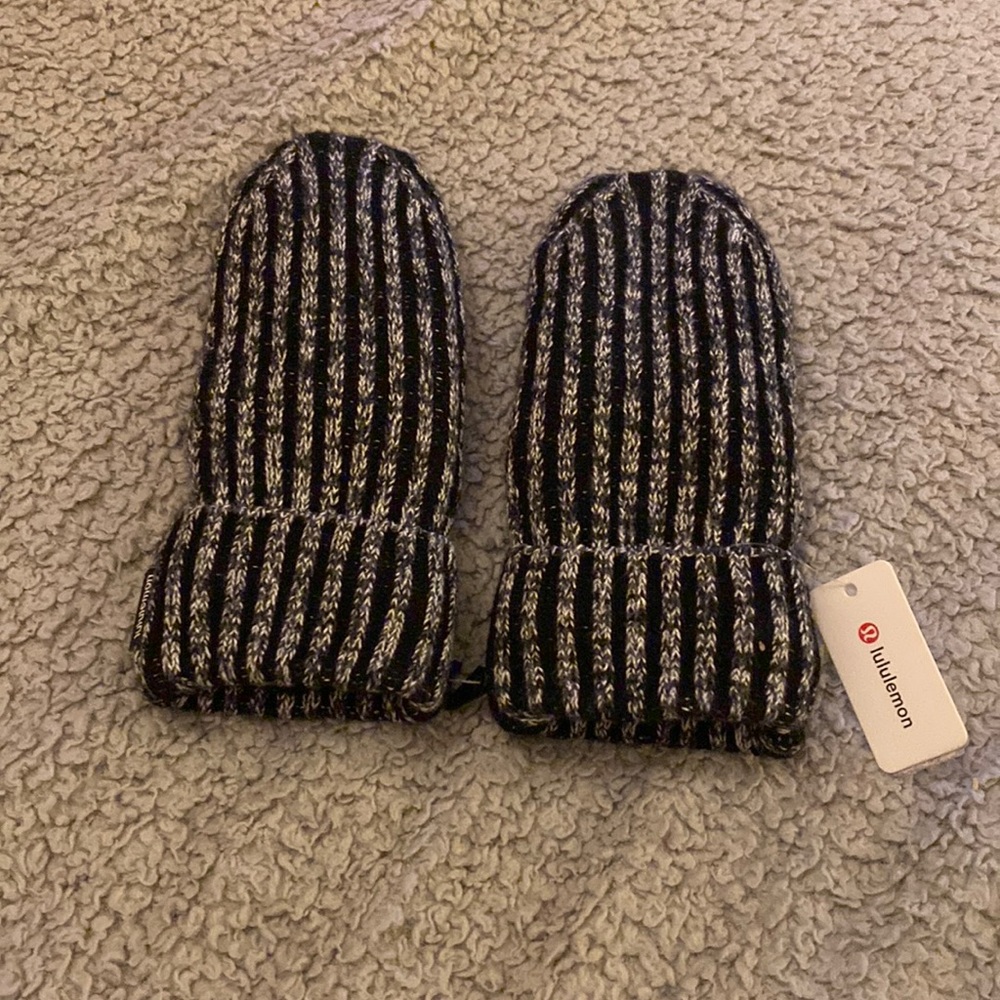 Lululemon medium/large mittens